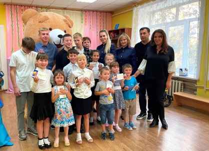 Сотрудники следственного управления навестили детей, пребывающих в Центре социального обслуживания населения в Слободском районе