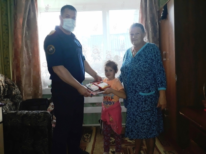 В Малмыже следователи СКР оказали помощь маленькой девочке, которую воспитывает бабушка