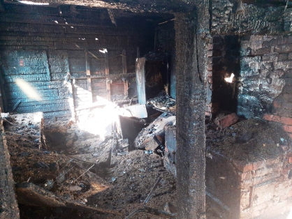 Следователи устанавливают обстоятельства пожара в поселке Опарино, в результате которого погибла женщина