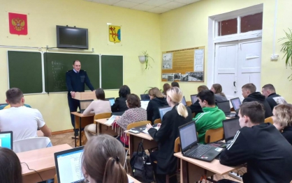 В городе Омутнинске сотрудники следственного управления встретились со студентами колледжа и рассказали им про профессию следователя
